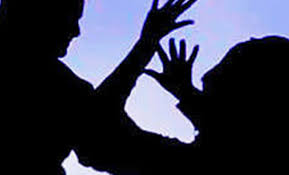 The girl was attacked by Sandhurst Road-Masjid station | सॅण्डहर्स्ट रोड-मशीद स्थानकांदरम्यान तरुणीवर हल्ला The girl was attacked by Sandhurst Road-Masjid station | सॅण्डहर्स्ट रोड-मशीद स्थानकांदरम्यान तरुणीवर हल्ला